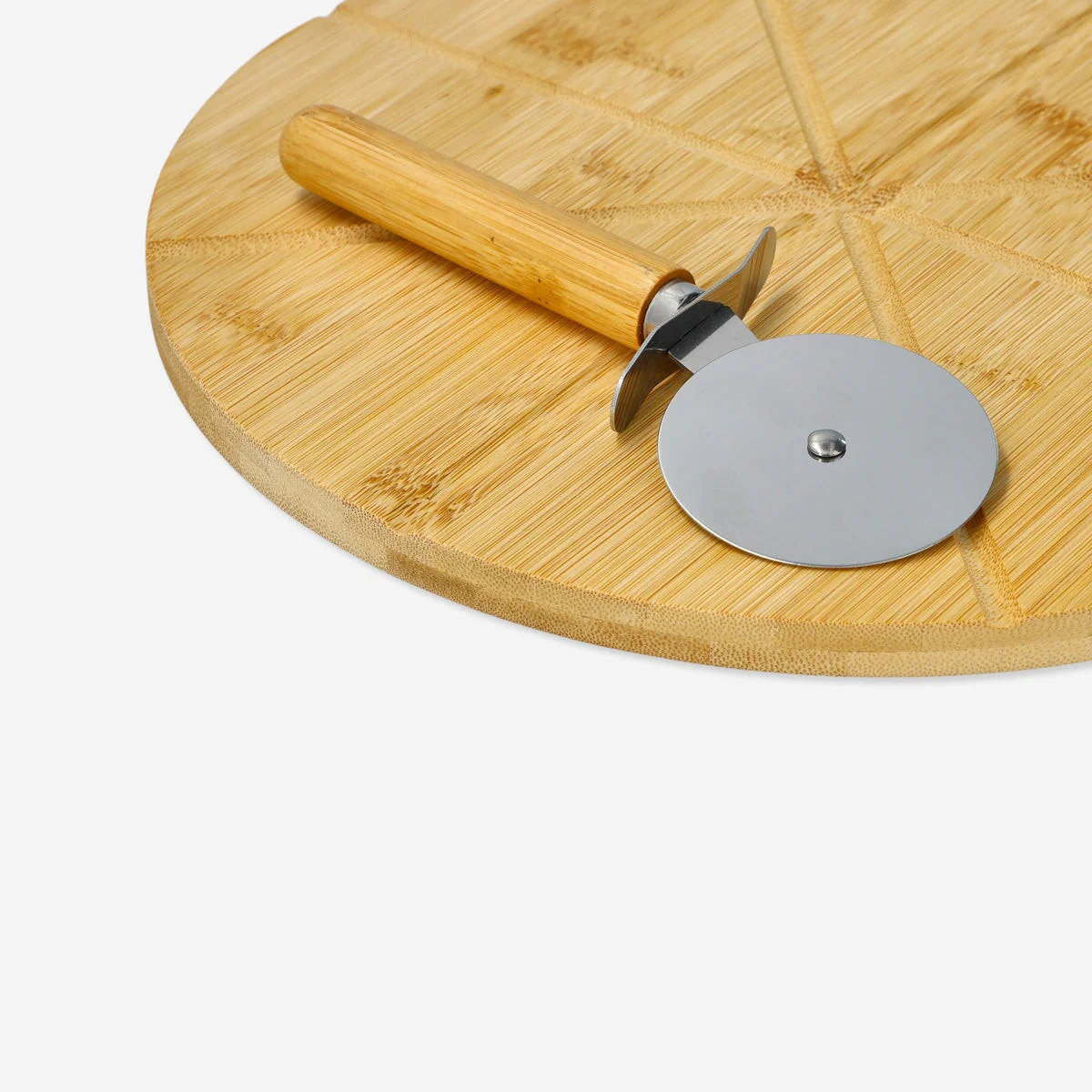 Bamboo pizza cutting board with pizza cutter - Image 3